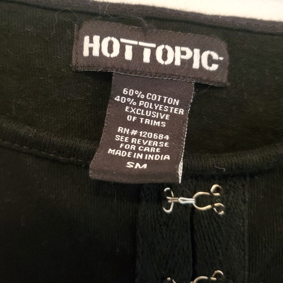 Hook and eyes cropped tank top - Picture 3 of 3